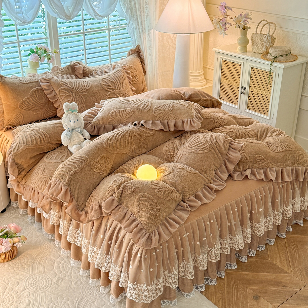 91家纺网 家纺一手货源 找家纺 后庭寝室 2025新款牛奶绒床裙四件套-蝶舞翩翩系列 蝶舞翩翩-高贵咖