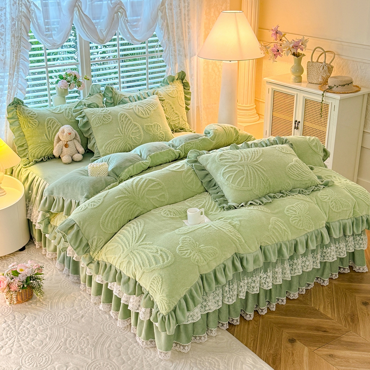 91家纺网 家纺一手货源 找家纺 后庭寝室 2025新款牛奶绒床裙四件套-蝶舞翩翩系列 蝶舞翩翩-时尚绿