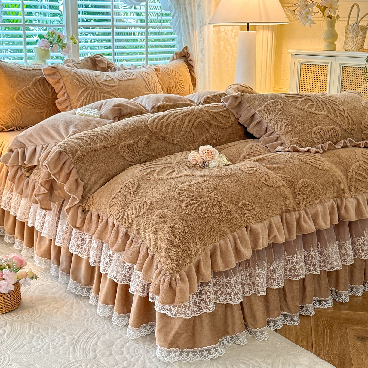 91家纺网 家纺一手货源 找家纺 后庭寝室 2025新款牛奶绒床裙四件套-蝶舞翩翩系列 蝶舞翩翩-高贵咖