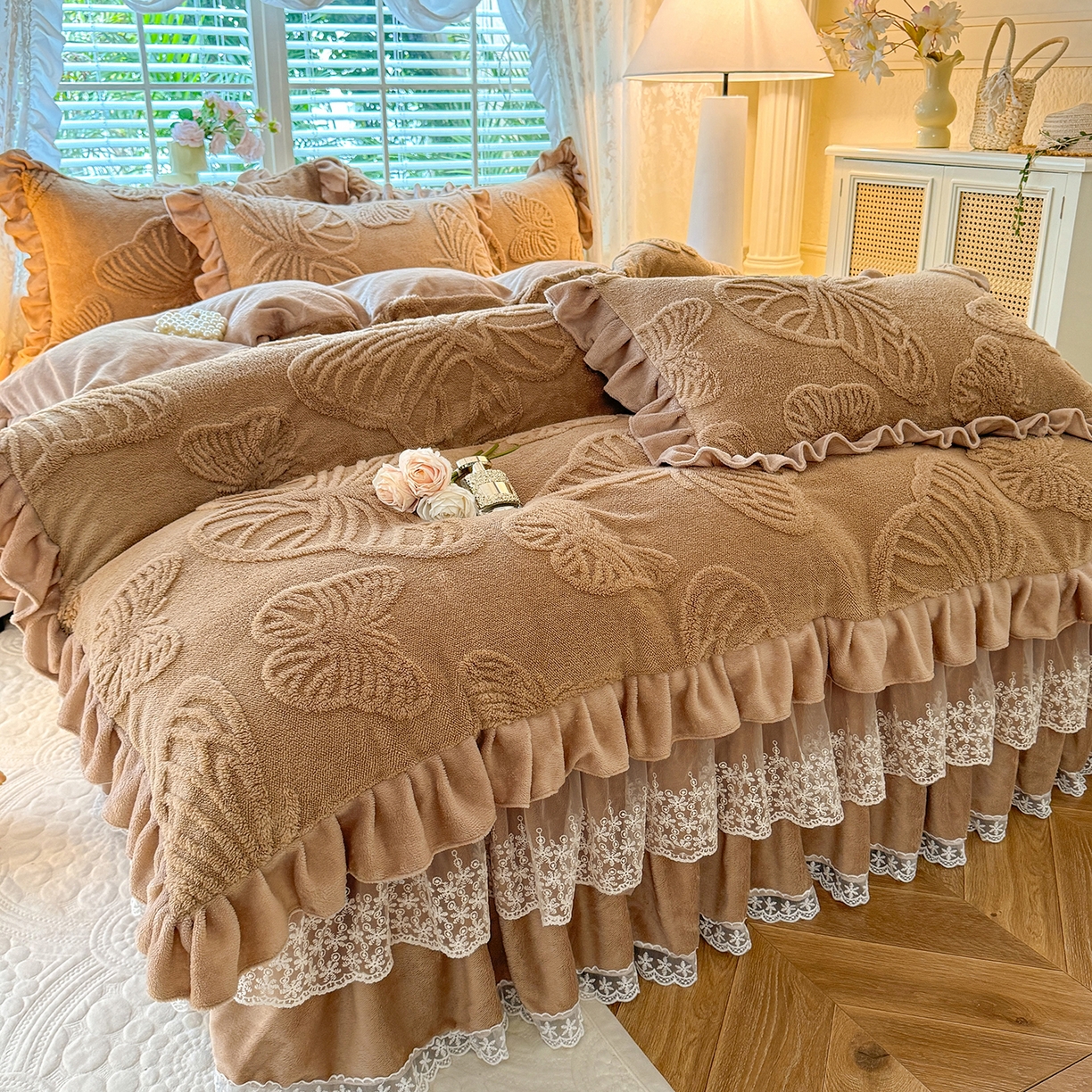 91家纺网 家纺一手货源 找家纺 后庭寝室 2025新款牛奶绒床裙四件套-蝶舞翩翩系列 蝶舞翩翩-高贵咖