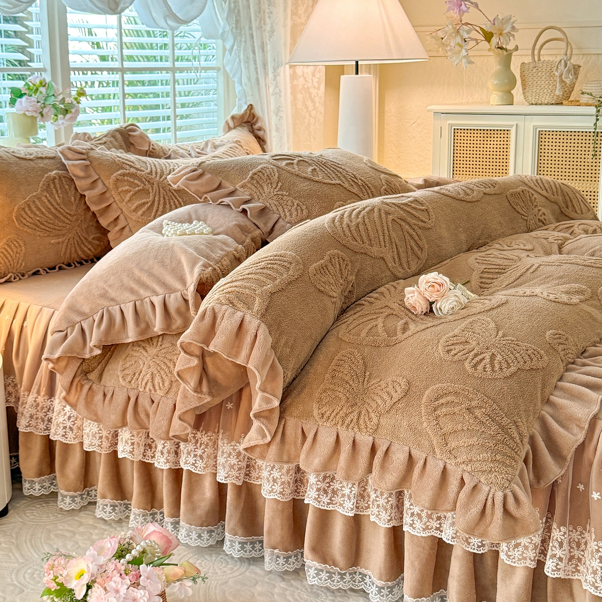 91家纺网 家纺一手货源 找家纺 后庭寝室 2025新款牛奶绒床裙四件套-蝶舞翩翩系列 蝶舞翩翩-高贵咖