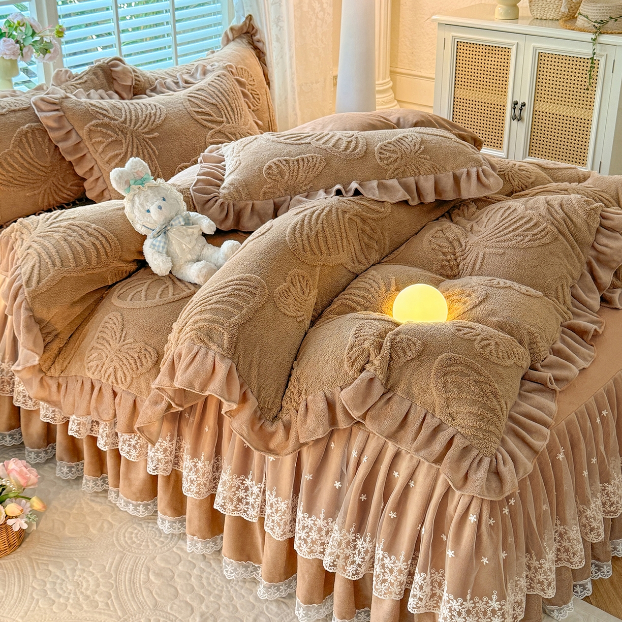 91家纺网 家纺一手货源 找家纺 后庭寝室 2025新款牛奶绒床裙四件套-蝶舞翩翩系列 蝶舞翩翩-高贵咖