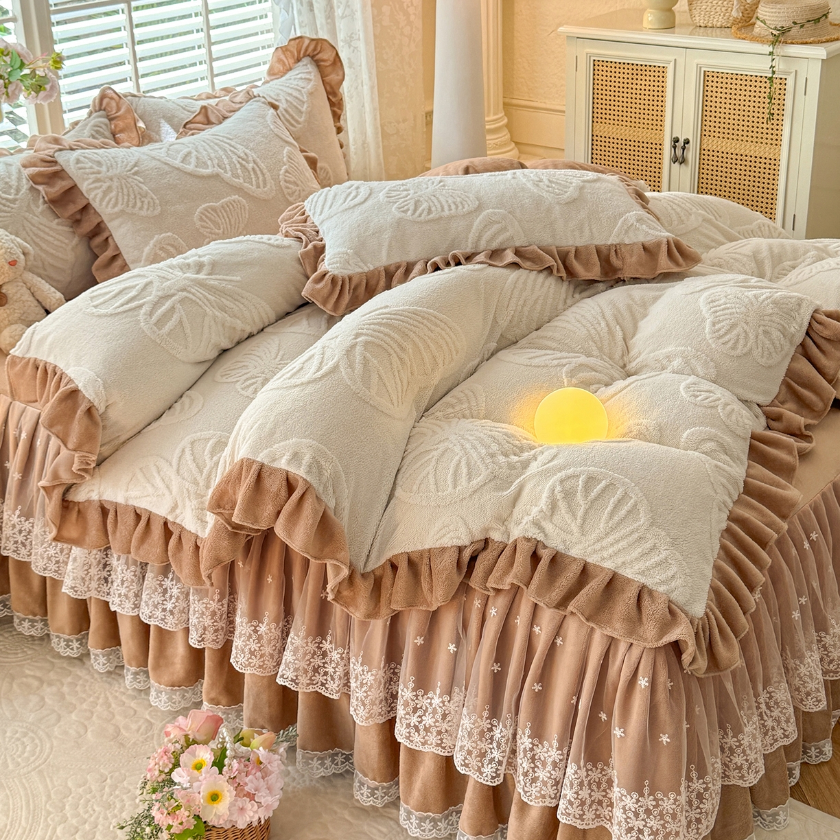 91家纺网 家纺一手货源 找家纺 后庭寝室 2025新款牛奶绒床裙四件套-蝶舞翩翩系列 蝶舞翩翩-奶白咖