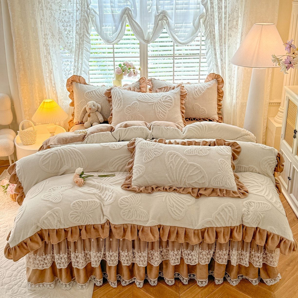 91家纺网 家纺一手货源 找家纺 后庭寝室 2025新款牛奶绒床裙四件套-蝶舞翩翩系列 蝶舞翩翩-奶白咖