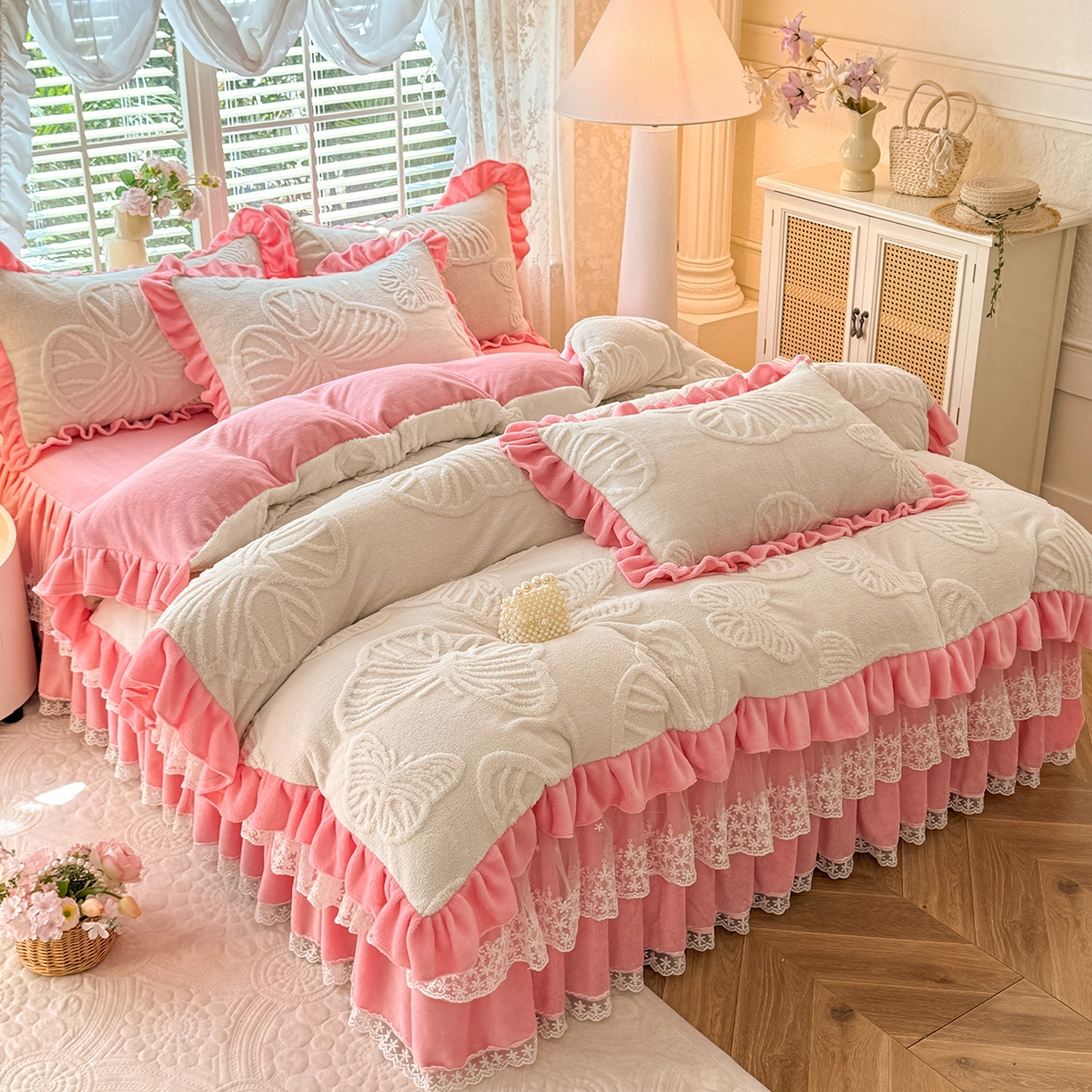 91家纺网 家纺一手货源 找家纺 后庭寝室 2025新款牛奶绒床裙四件套-蝶舞翩翩系列 蝶舞翩翩-白粉玉