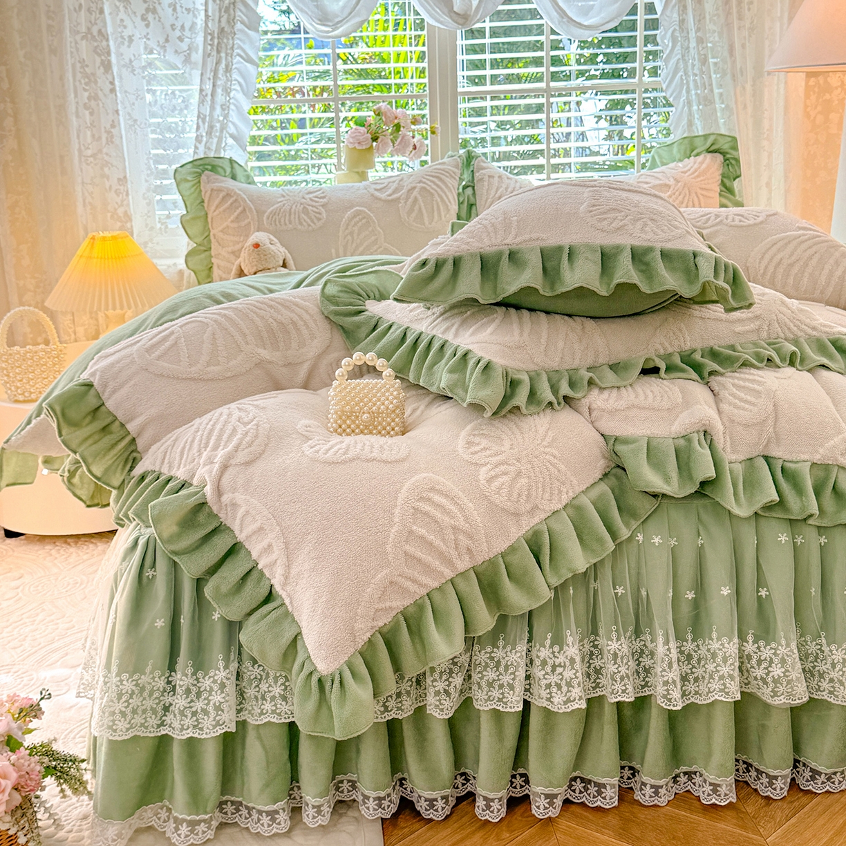 91家纺网 家纺一手货源 找家纺 后庭寝室 2025新款牛奶绒床裙四件套-蝶舞翩翩系列 蝶舞翩翩-奶白绿