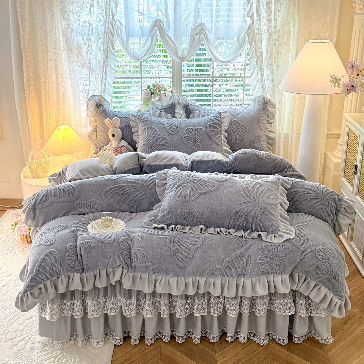 91家纺网 家纺一手货源 找家纺 后庭寝室 2025新款牛奶绒床裙四件套-蝶舞翩翩系列 蝶舞翩翩-高级灰