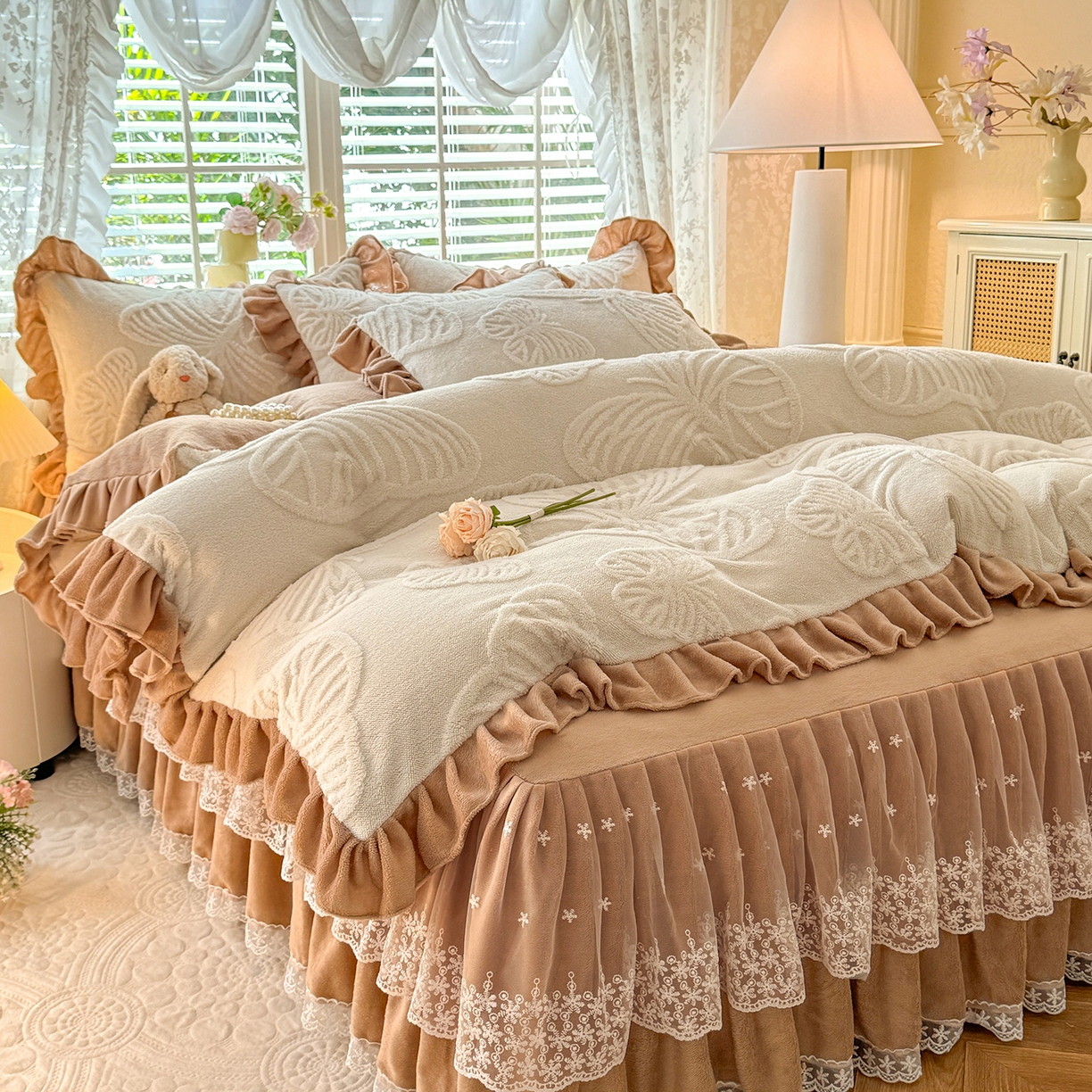 91家纺网 家纺一手货源 找家纺 后庭寝室 2025新款牛奶绒床裙四件套-蝶舞翩翩系列 蝶舞翩翩-奶白咖