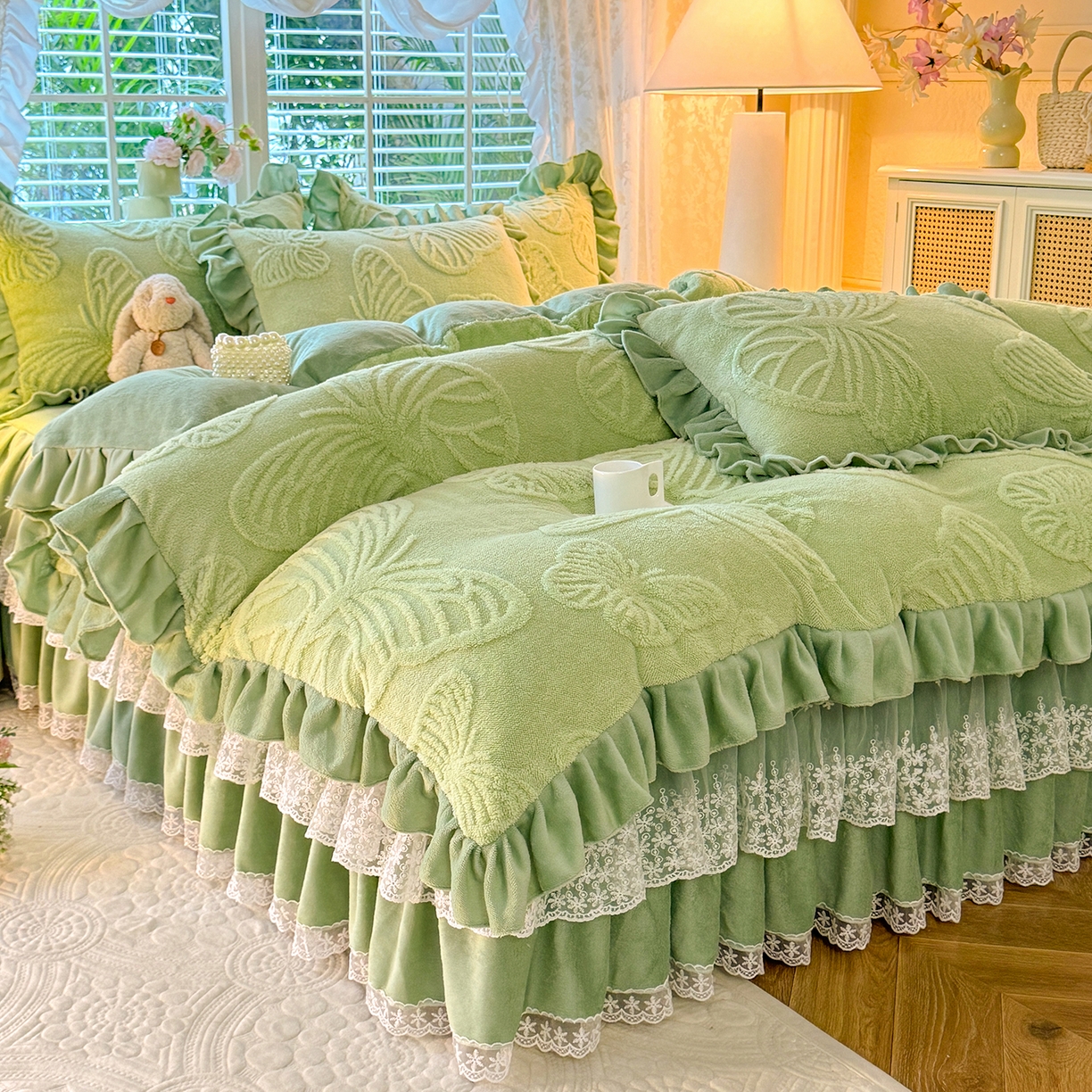 91家纺网 家纺一手货源 找家纺 后庭寝室 2025新款牛奶绒床裙四件套-蝶舞翩翩系列 蝶舞翩翩-时尚绿