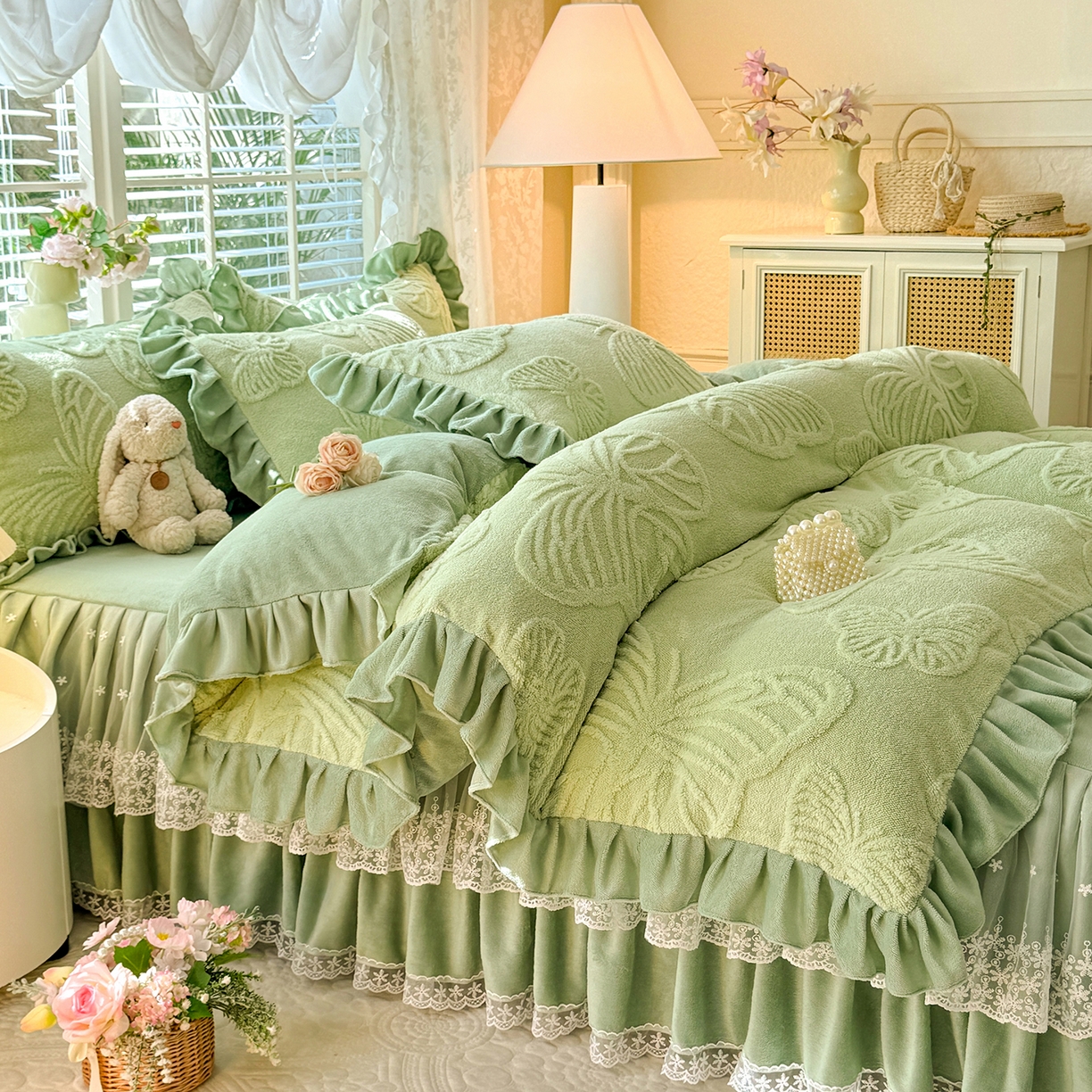 91家纺网 家纺一手货源 找家纺 后庭寝室 2025新款牛奶绒床裙四件套-蝶舞翩翩系列 蝶舞翩翩-时尚绿