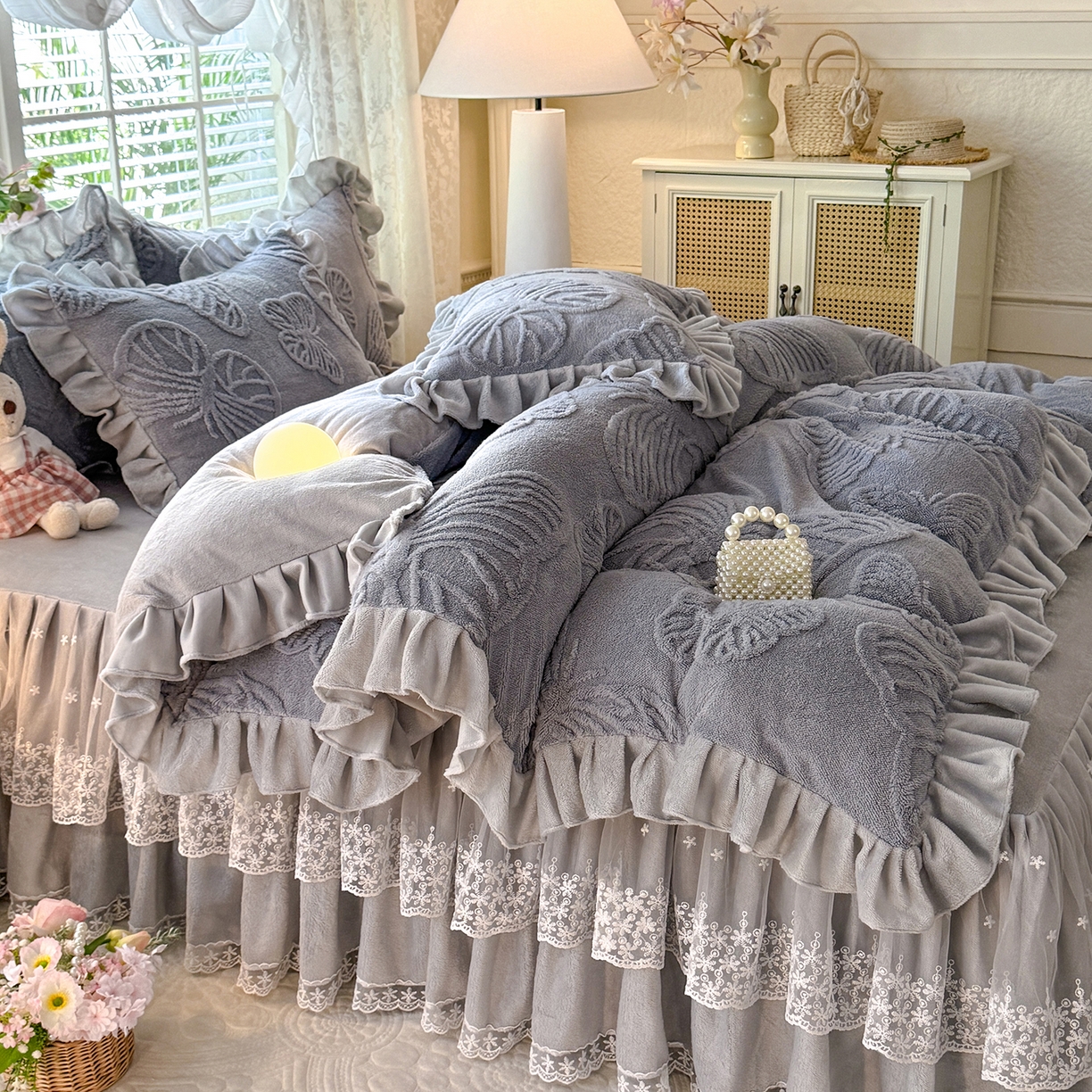 91家纺网 家纺一手货源 找家纺 后庭寝室 2025新款牛奶绒床裙四件套-蝶舞翩翩系列 蝶舞翩翩-高级灰