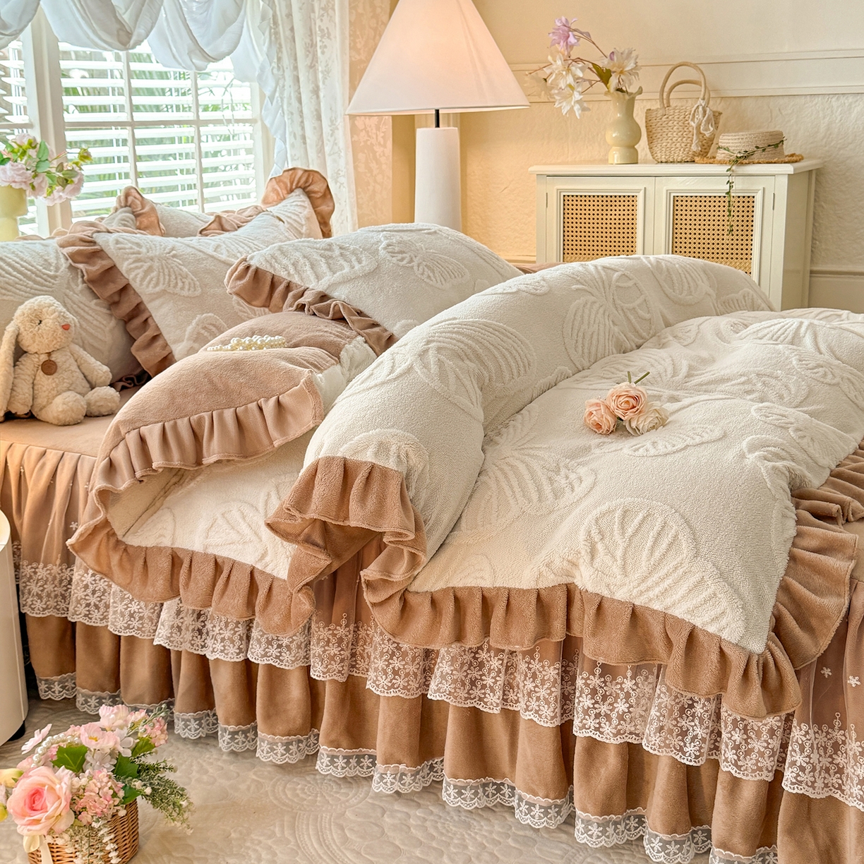 91家纺网 家纺一手货源 找家纺 后庭寝室 2025新款牛奶绒床裙四件套-蝶舞翩翩系列 蝶舞翩翩-奶白咖