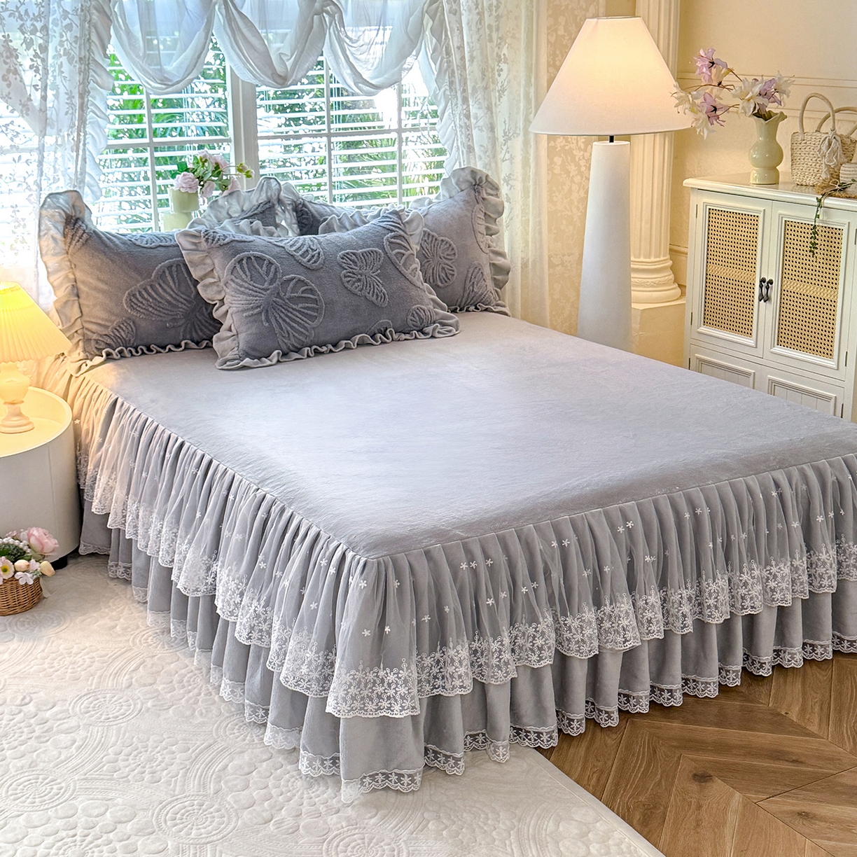 91家纺网 家纺一手货源 找家纺 后庭寝室 2025新款牛奶绒床裙四件套-蝶舞翩翩系列 蝶舞翩翩-高级灰