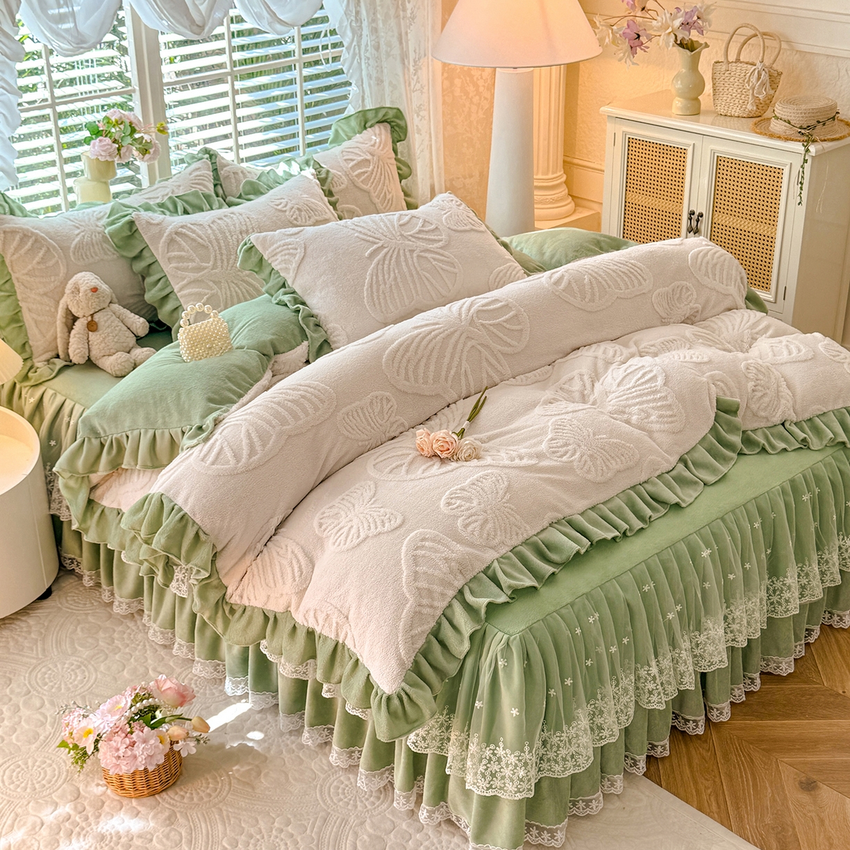 91家纺网 家纺一手货源 找家纺 后庭寝室 2025新款牛奶绒床裙四件套-蝶舞翩翩系列 蝶舞翩翩-奶白绿