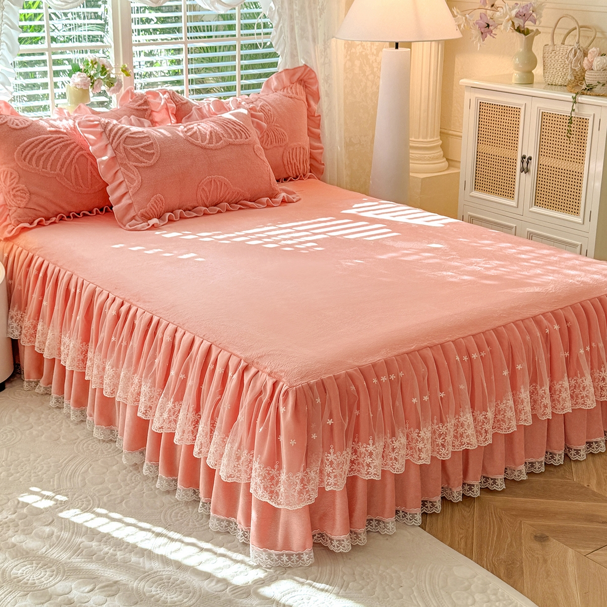 91家纺网 家纺一手货源 找家纺 后庭寝室 2025新款牛奶绒床裙四件套-蝶舞翩翩系列 蝶舞翩翩-樱花粉