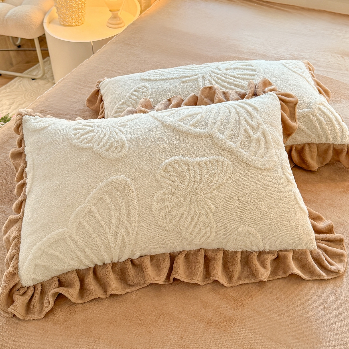 91家纺网 家纺一手货源 找家纺 后庭寝室 2025新款牛奶绒床裙四件套-蝶舞翩翩系列 蝶舞翩翩-奶白咖