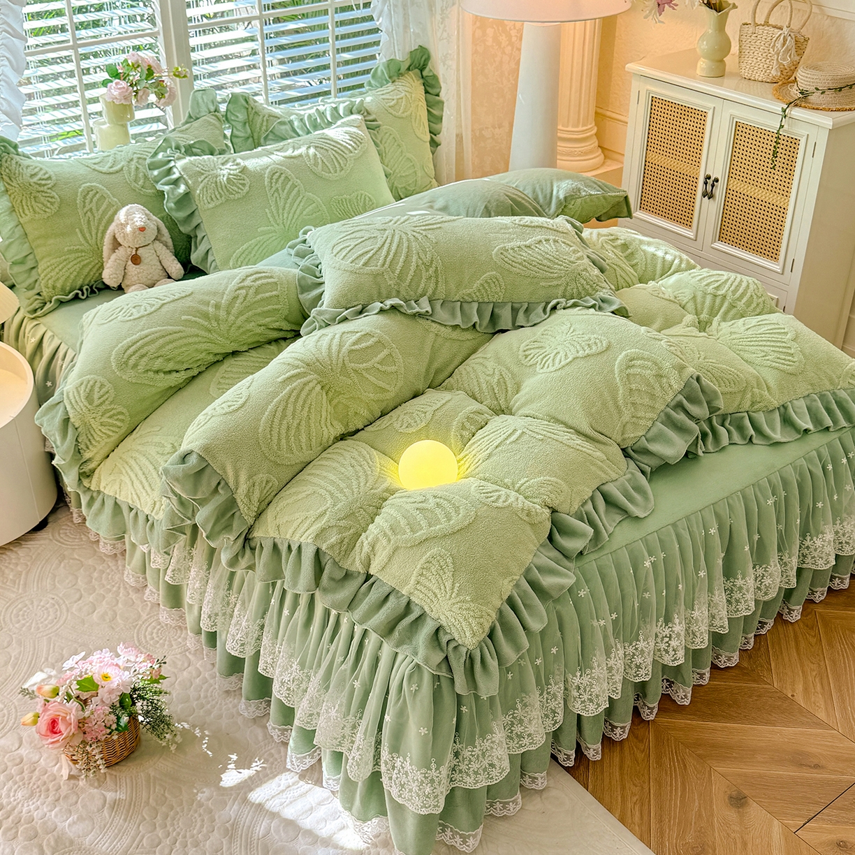 91家纺网 家纺一手货源 找家纺 后庭寝室 2025新款牛奶绒床裙四件套-蝶舞翩翩系列 蝶舞翩翩-时尚绿