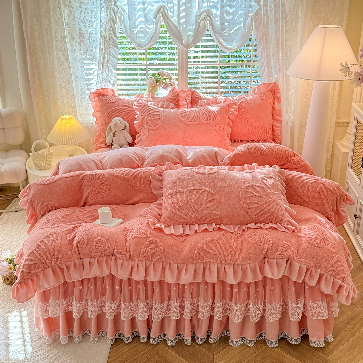 91家纺网 家纺一手货源 找家纺 后庭寝室 2025新款牛奶绒床裙四件套-蝶舞翩翩系列 蝶舞翩翩-樱花粉