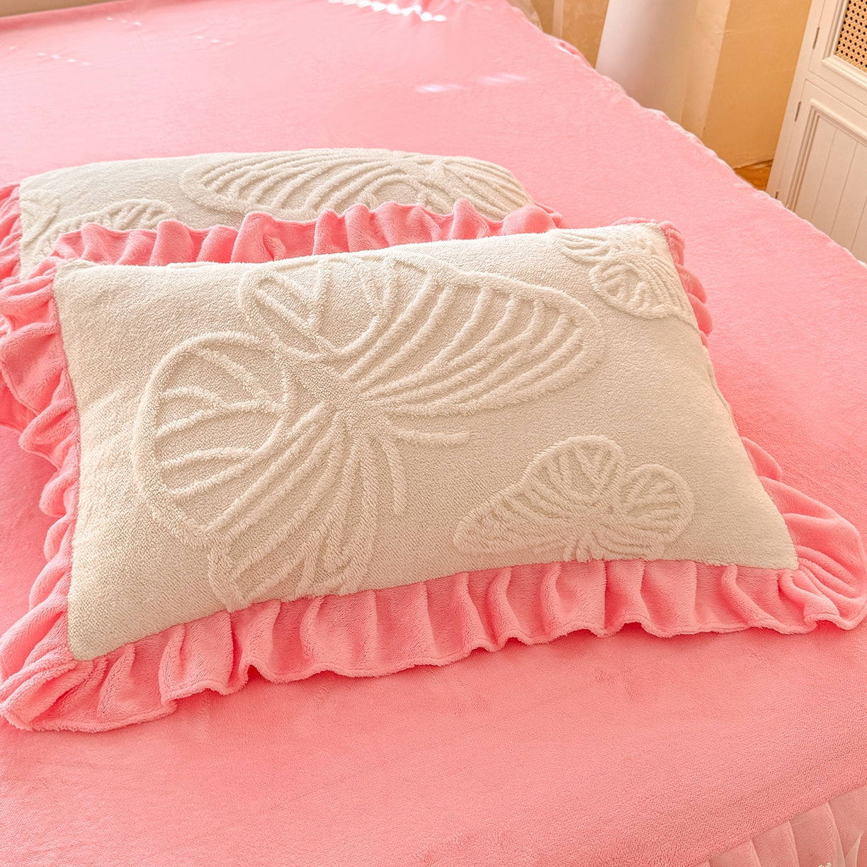 91家纺网 家纺一手货源 找家纺 后庭寝室 2025新款牛奶绒床裙四件套-蝶舞翩翩系列 蝶舞翩翩-白粉玉