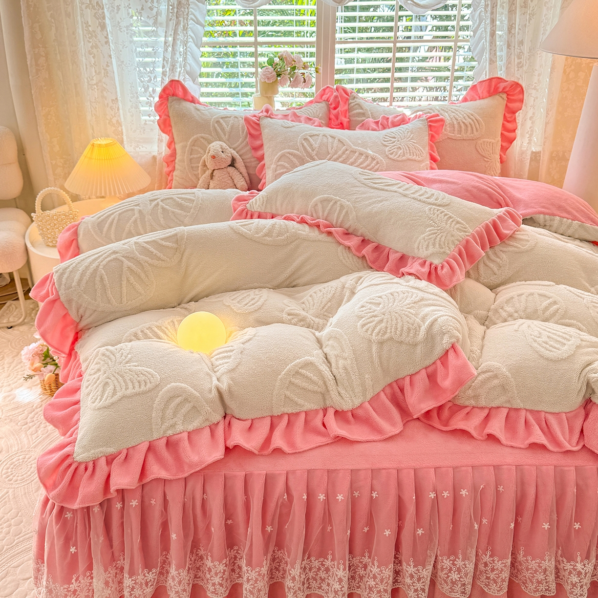 91家纺网 家纺一手货源 找家纺 后庭寝室 2025新款牛奶绒床裙四件套-蝶舞翩翩系列 蝶舞翩翩-白粉玉