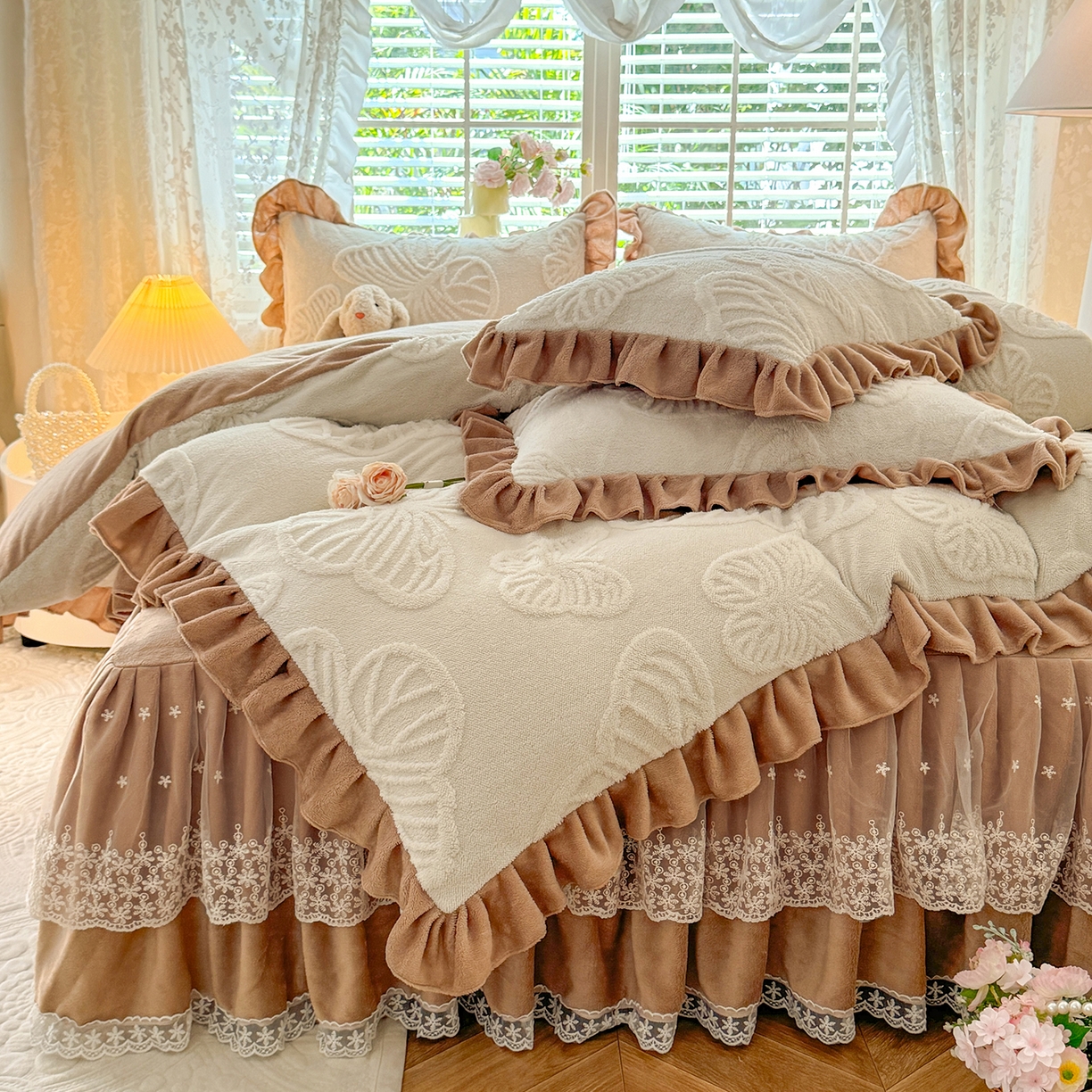 91家纺网 家纺一手货源 找家纺 后庭寝室 2025新款牛奶绒床裙四件套-蝶舞翩翩系列 蝶舞翩翩-奶白咖