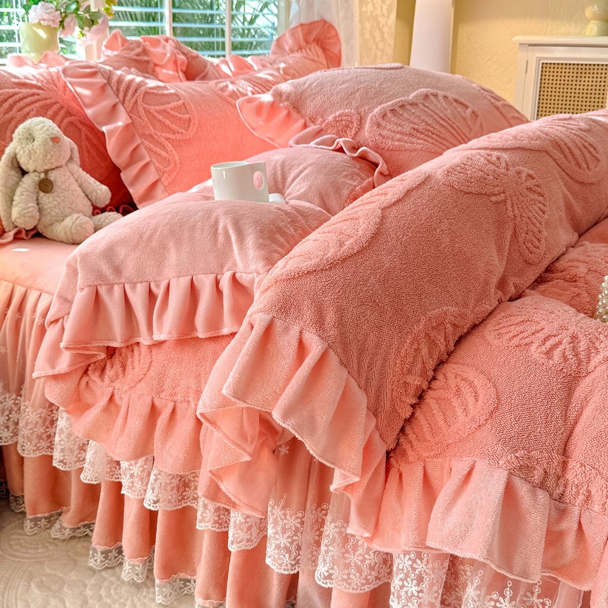 91家纺网 家纺一手货源 找家纺 后庭寝室 2025新款牛奶绒床裙四件套-蝶舞翩翩系列 蝶舞翩翩-樱花粉