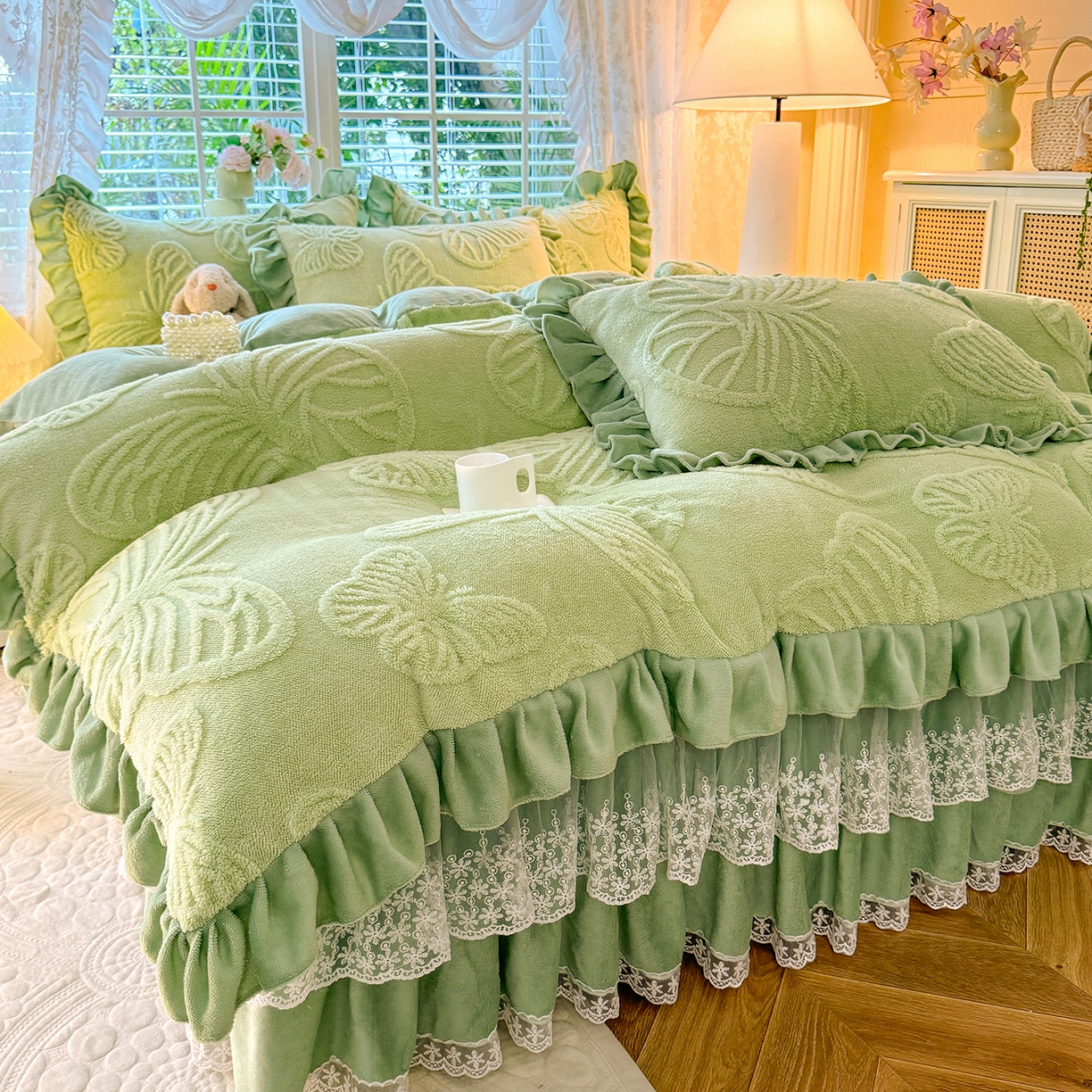 91家纺网 家纺一手货源 找家纺 后庭寝室 2025新款牛奶绒床裙四件套-蝶舞翩翩系列 蝶舞翩翩-时尚绿