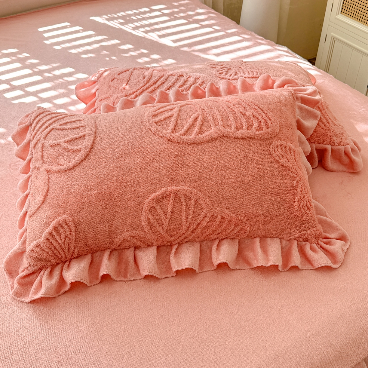 91家纺网 家纺一手货源 找家纺 后庭寝室 2025新款牛奶绒床裙四件套-蝶舞翩翩系列 蝶舞翩翩-樱花粉