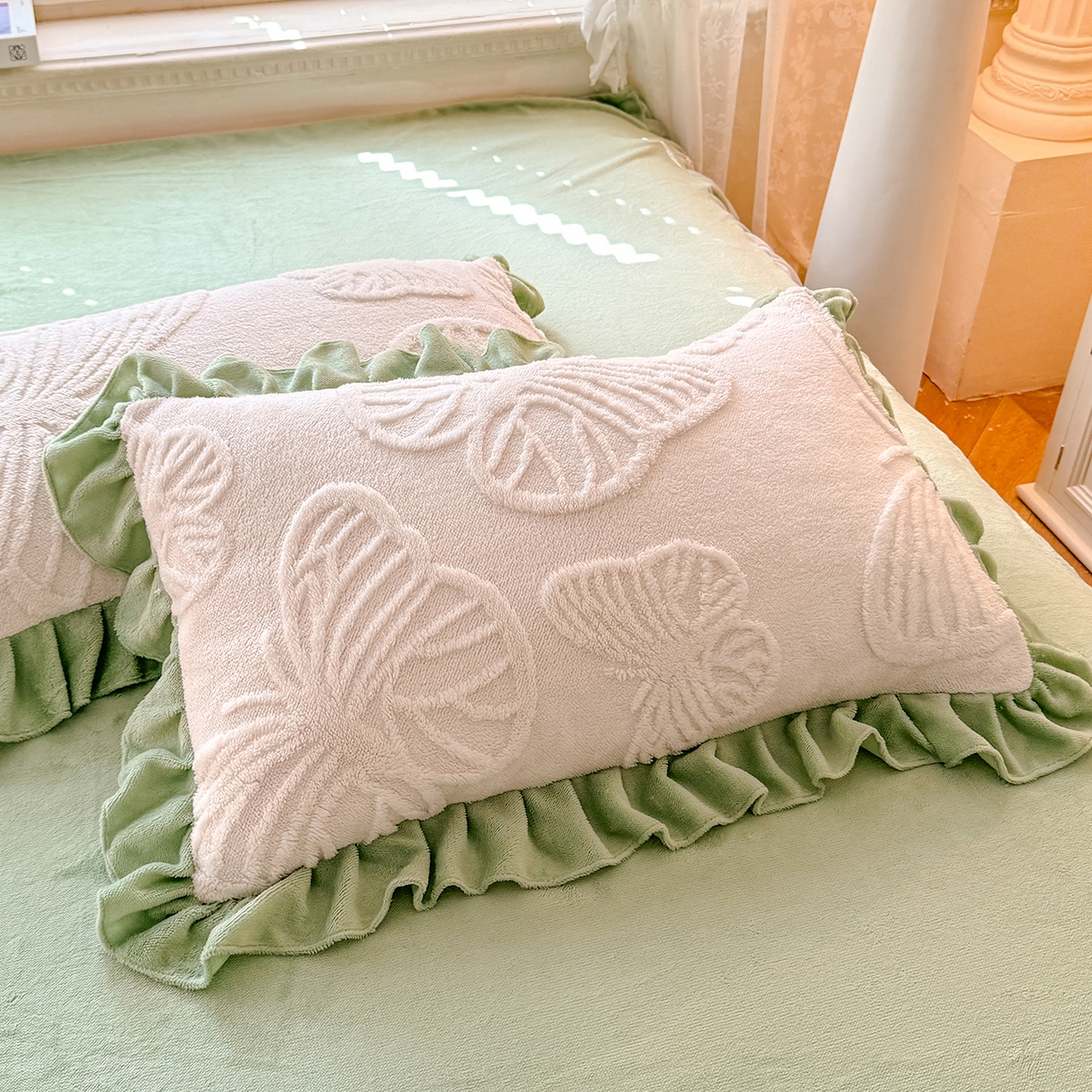 91家纺网 家纺一手货源 找家纺 后庭寝室 2025新款牛奶绒床裙四件套-蝶舞翩翩系列 蝶舞翩翩-奶白绿