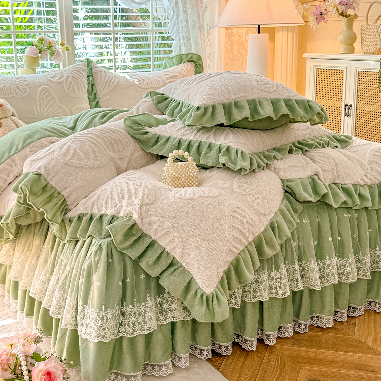 91家纺网 家纺一手货源 找家纺 后庭寝室 2025新款牛奶绒床裙四件套-蝶舞翩翩系列 蝶舞翩翩-奶白绿