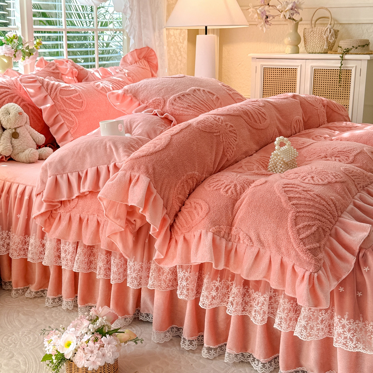 91家纺网 家纺一手货源 找家纺 后庭寝室 2025新款牛奶绒床裙四件套-蝶舞翩翩系列 蝶舞翩翩-樱花粉