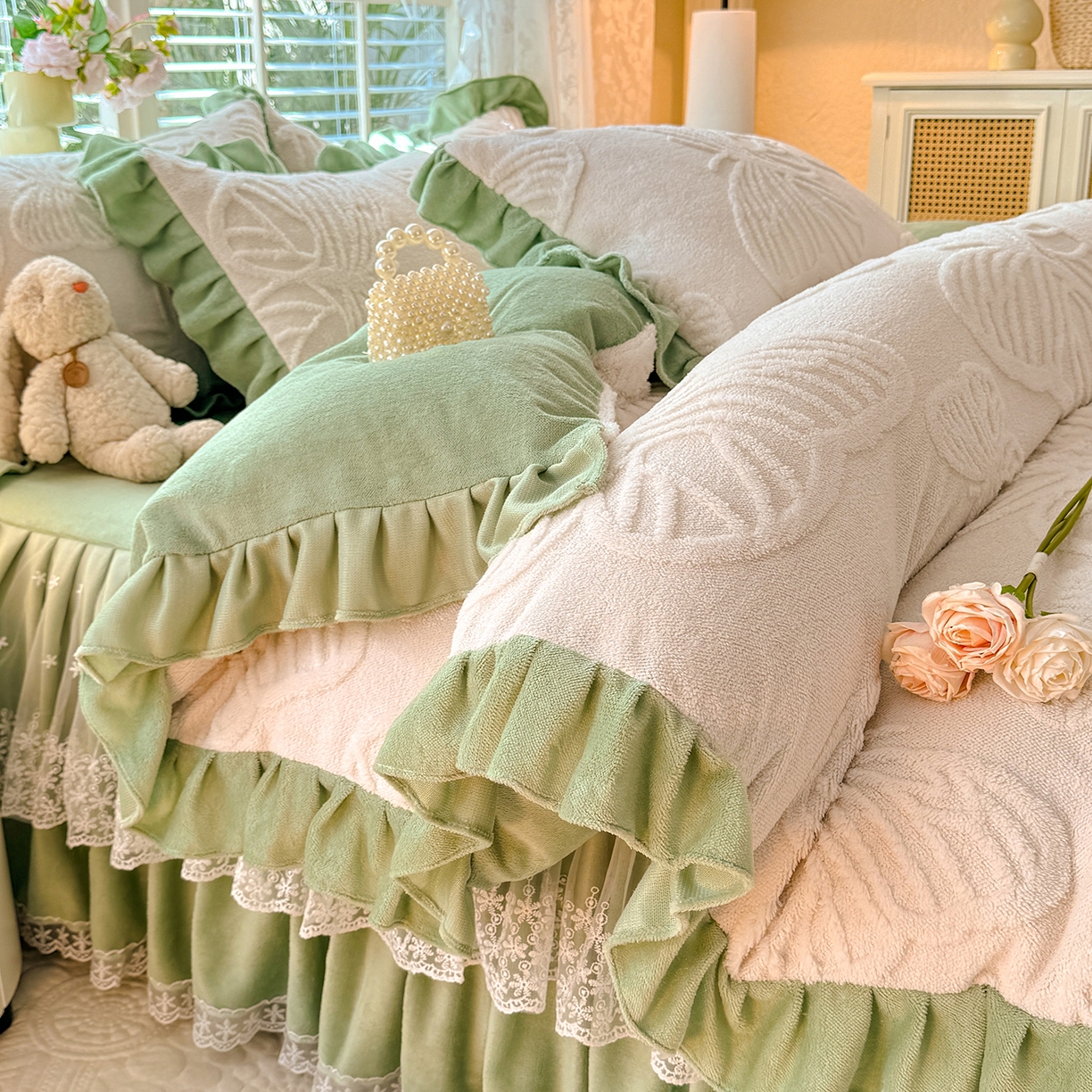 91家纺网 家纺一手货源 找家纺 后庭寝室 2025新款牛奶绒床裙四件套-蝶舞翩翩系列 蝶舞翩翩-奶白绿