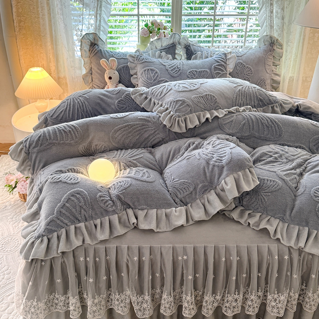 91家纺网 家纺一手货源 找家纺 后庭寝室 2025新款牛奶绒床裙四件套-蝶舞翩翩系列 蝶舞翩翩-高级灰