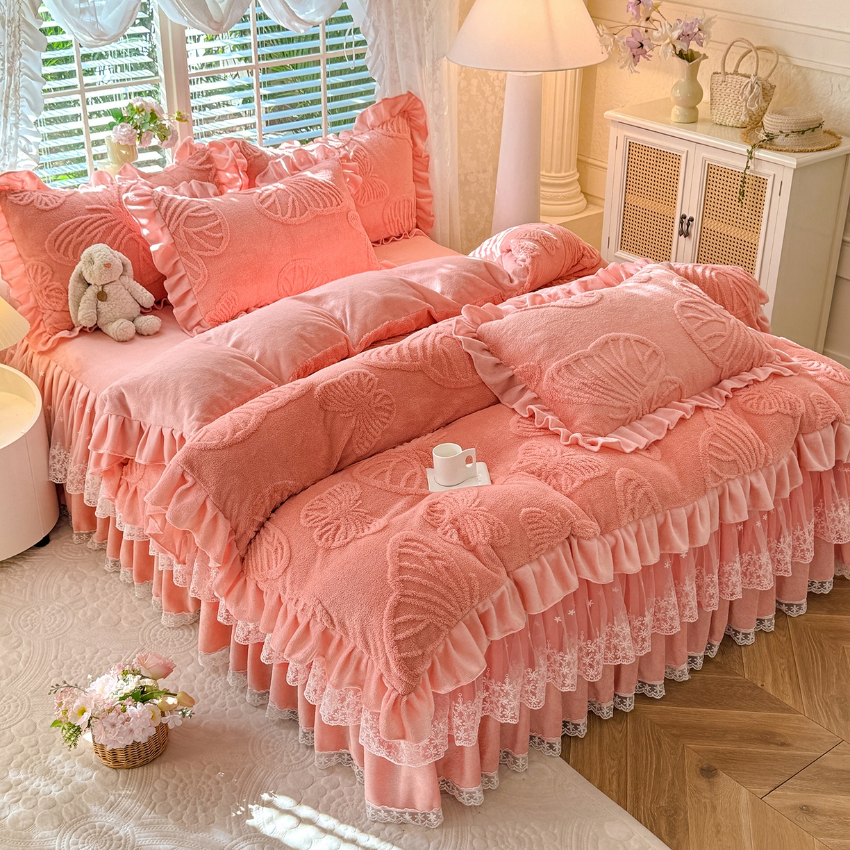 91家纺网 家纺一手货源 找家纺 后庭寝室 2025新款牛奶绒床裙四件套-蝶舞翩翩系列 蝶舞翩翩-樱花粉