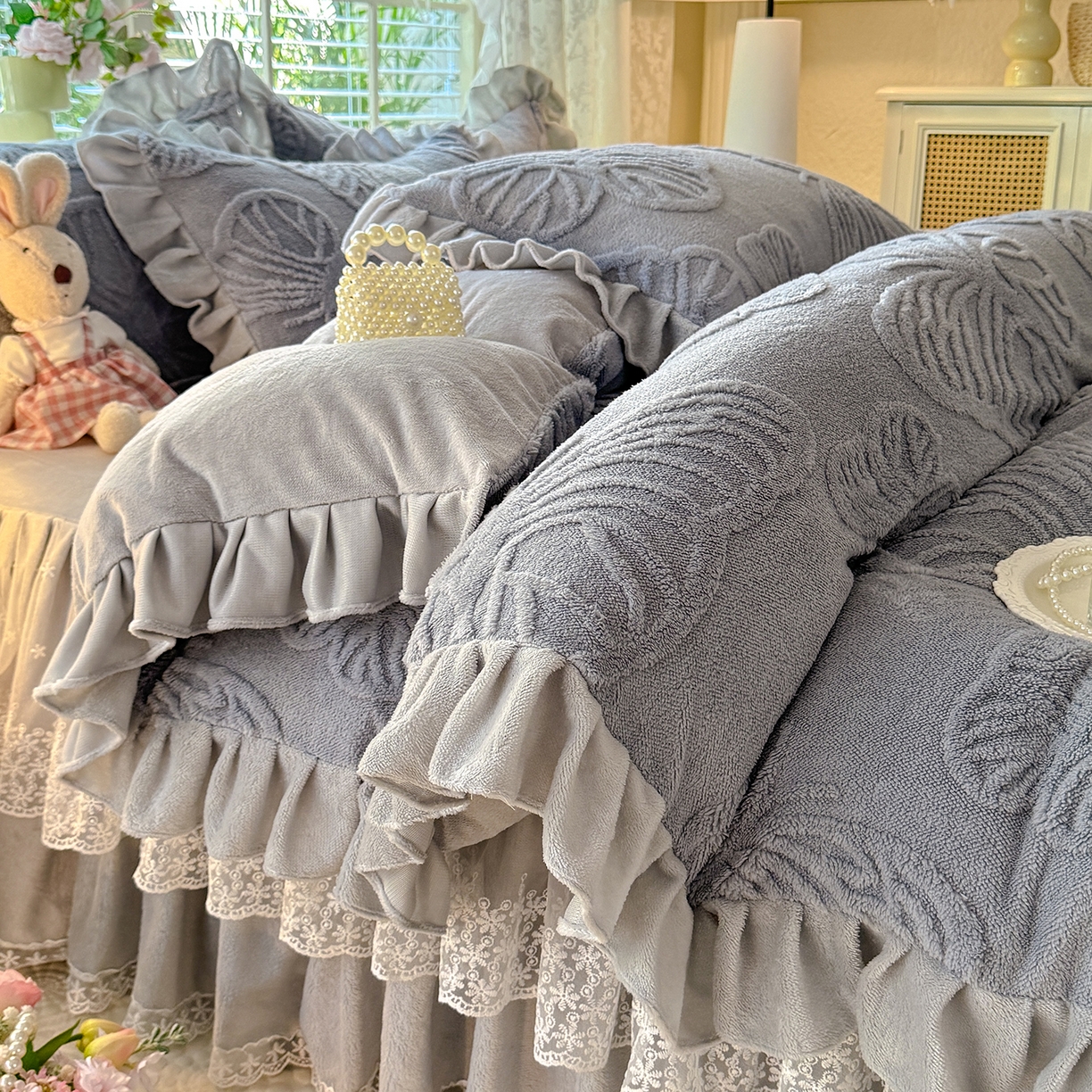 91家纺网 家纺一手货源 找家纺 后庭寝室 2025新款牛奶绒床裙四件套-蝶舞翩翩系列 蝶舞翩翩-高级灰