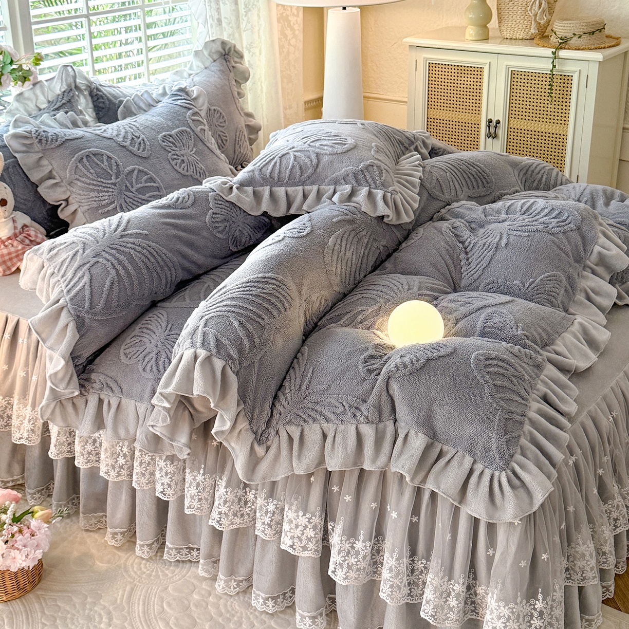 91家纺网 家纺一手货源 找家纺 后庭寝室 2025新款牛奶绒床裙四件套-蝶舞翩翩系列 蝶舞翩翩-高级灰