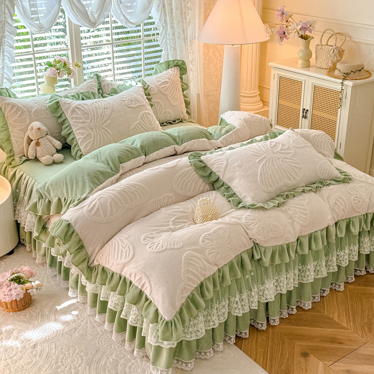 91家纺网 家纺一手货源 找家纺 后庭寝室 2025新款牛奶绒床裙四件套-蝶舞翩翩系列 蝶舞翩翩-奶白绿