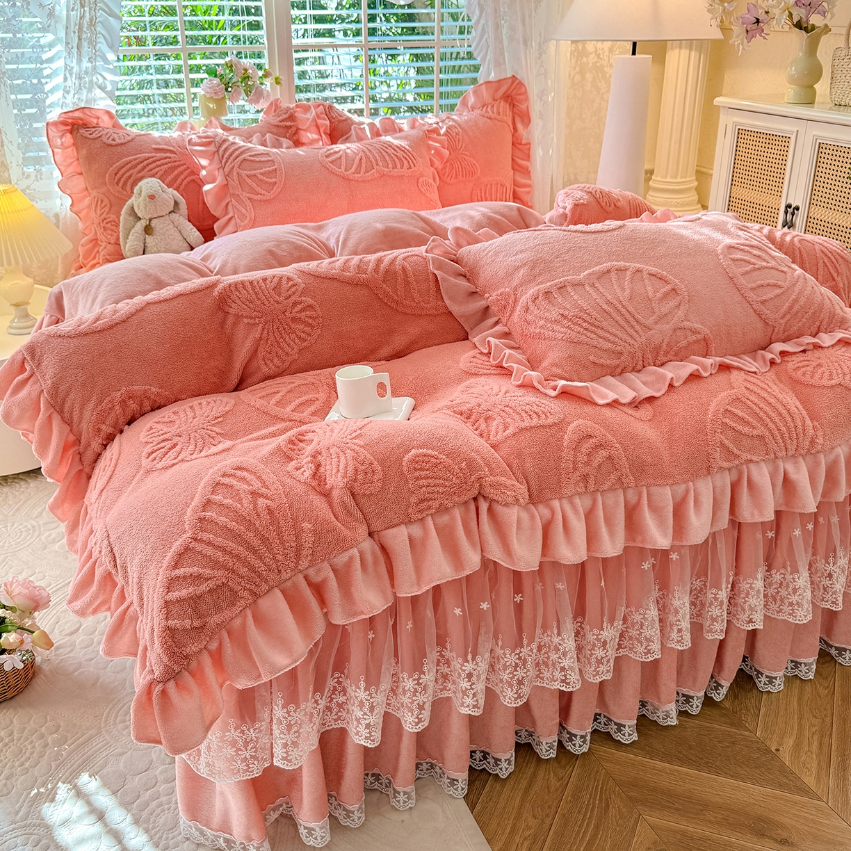 91家纺网 家纺一手货源 找家纺 后庭寝室 2025新款牛奶绒床裙四件套-蝶舞翩翩系列 蝶舞翩翩-樱花粉