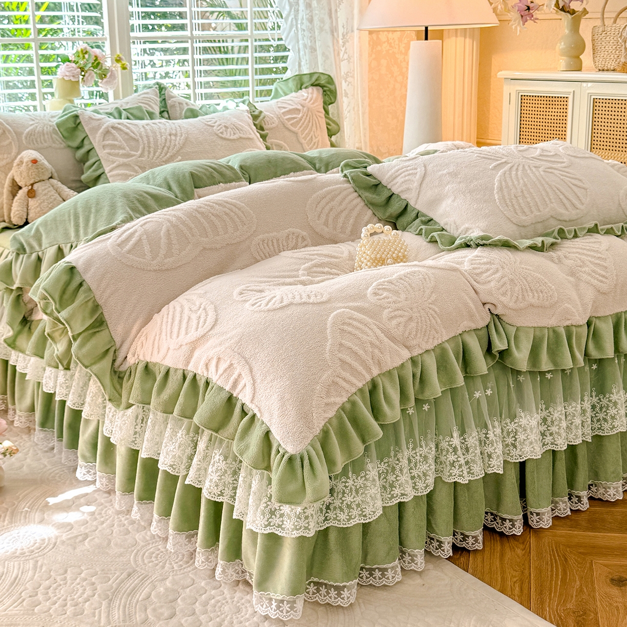 91家纺网 家纺一手货源 找家纺 后庭寝室 2025新款牛奶绒床裙四件套-蝶舞翩翩系列 蝶舞翩翩-奶白绿