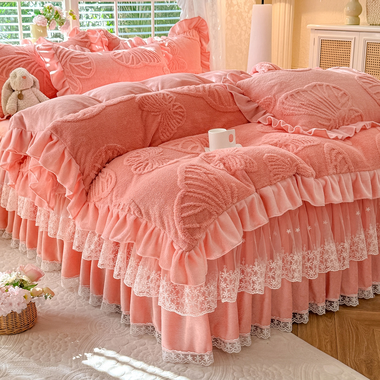 91家纺网 家纺一手货源 找家纺 后庭寝室 2025新款牛奶绒床裙四件套-蝶舞翩翩系列 蝶舞翩翩-樱花粉