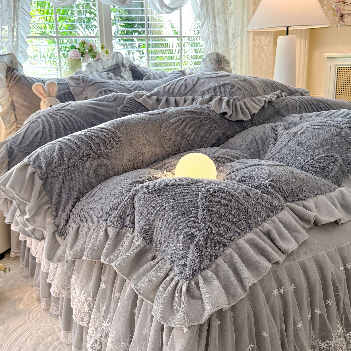 91家纺网 家纺一手货源 找家纺 后庭寝室 2025新款牛奶绒床裙四件套-蝶舞翩翩系列 蝶舞翩翩-高级灰