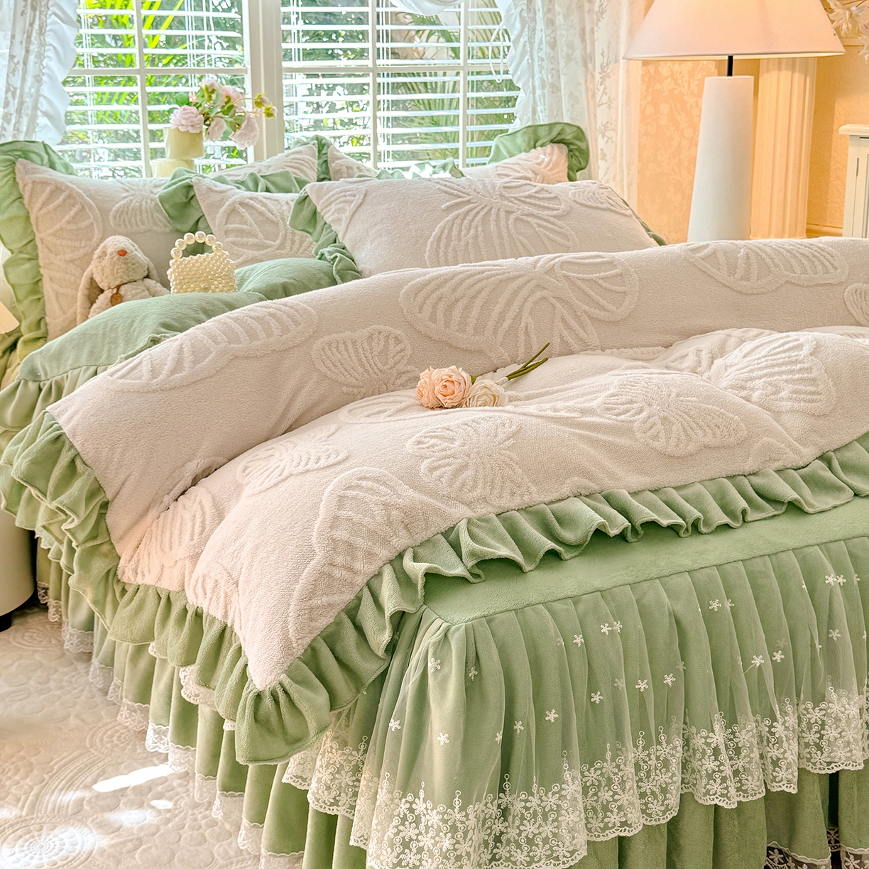 91家纺网 家纺一手货源 找家纺 后庭寝室 2025新款牛奶绒床裙四件套-蝶舞翩翩系列 蝶舞翩翩-奶白绿