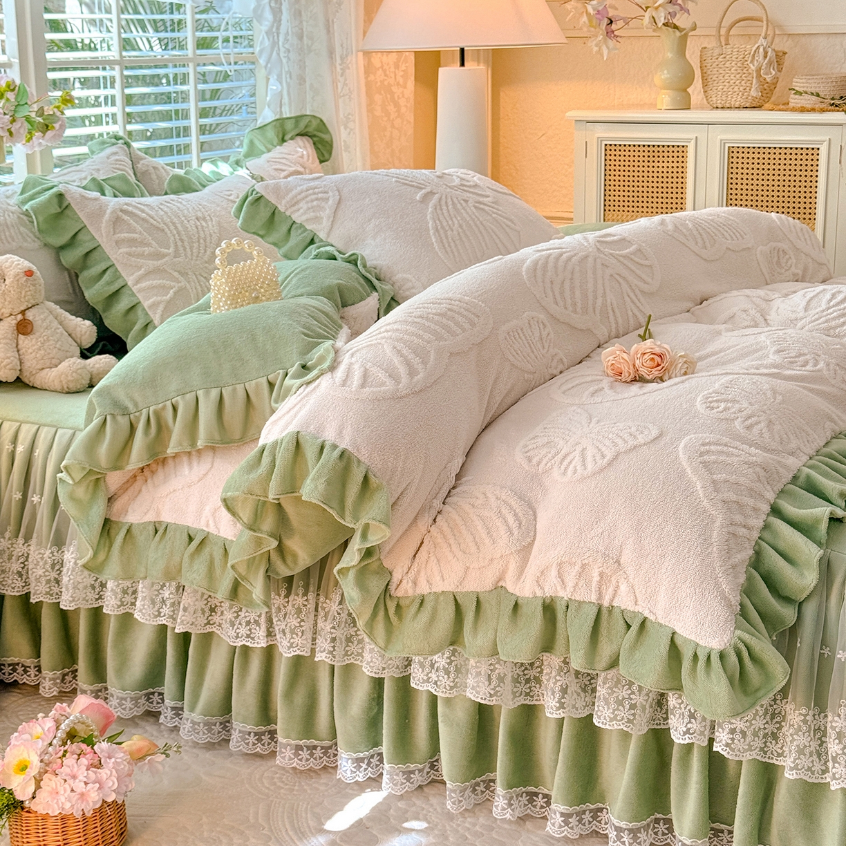 91家纺网 家纺一手货源 找家纺 后庭寝室 2025新款牛奶绒床裙四件套-蝶舞翩翩系列 蝶舞翩翩-奶白绿