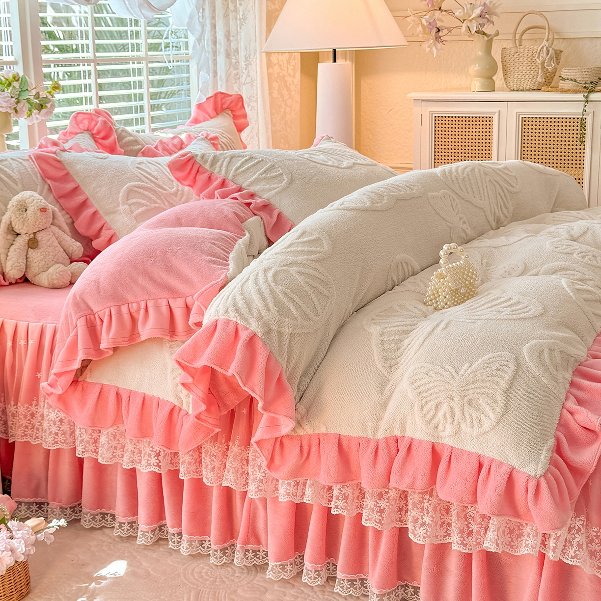 91家纺网 家纺一手货源 找家纺 后庭寝室 2025新款牛奶绒床裙四件套-蝶舞翩翩系列 蝶舞翩翩-白粉玉