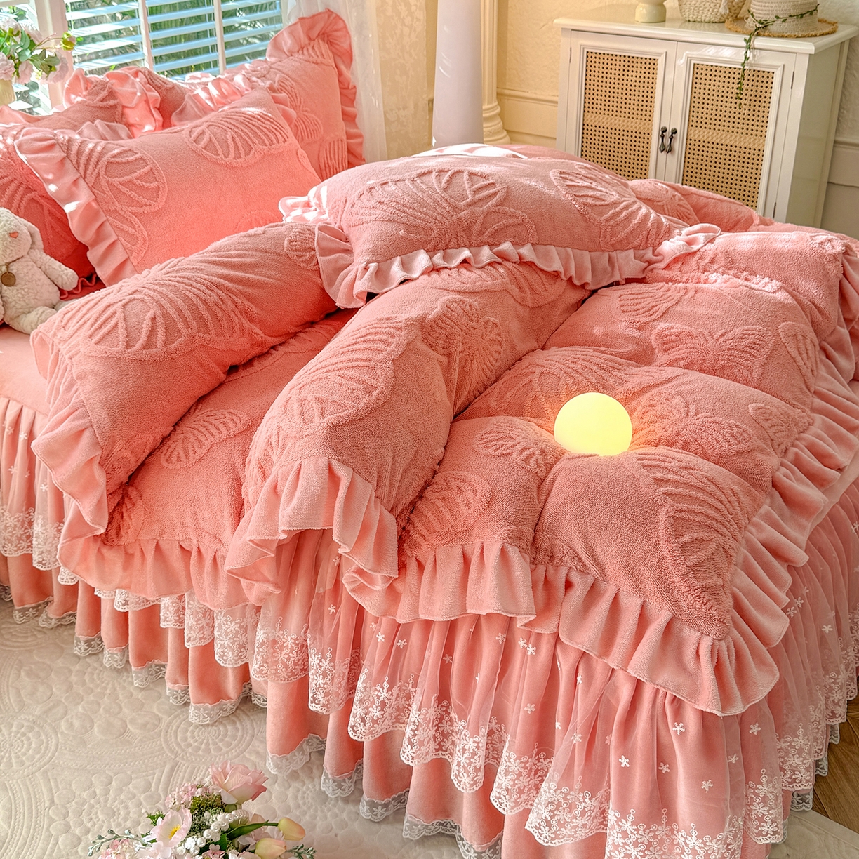 91家纺网 家纺一手货源 找家纺 后庭寝室 2025新款牛奶绒床裙四件套-蝶舞翩翩系列 蝶舞翩翩-樱花粉