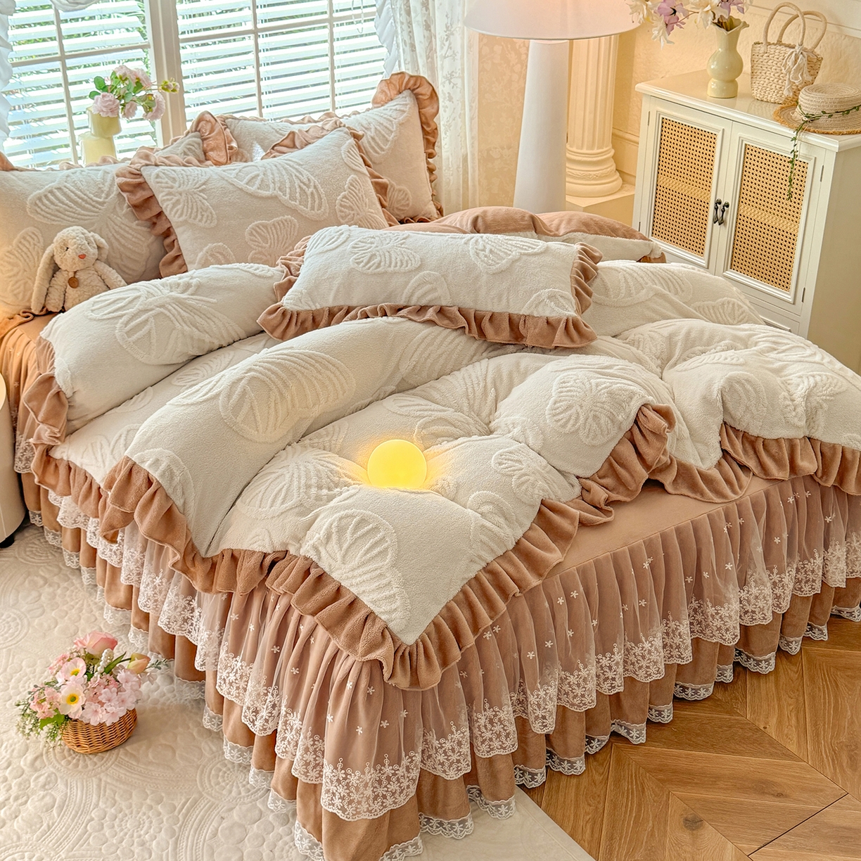 91家纺网 家纺一手货源 找家纺 后庭寝室 2025新款牛奶绒床裙四件套-蝶舞翩翩系列 蝶舞翩翩-奶白咖