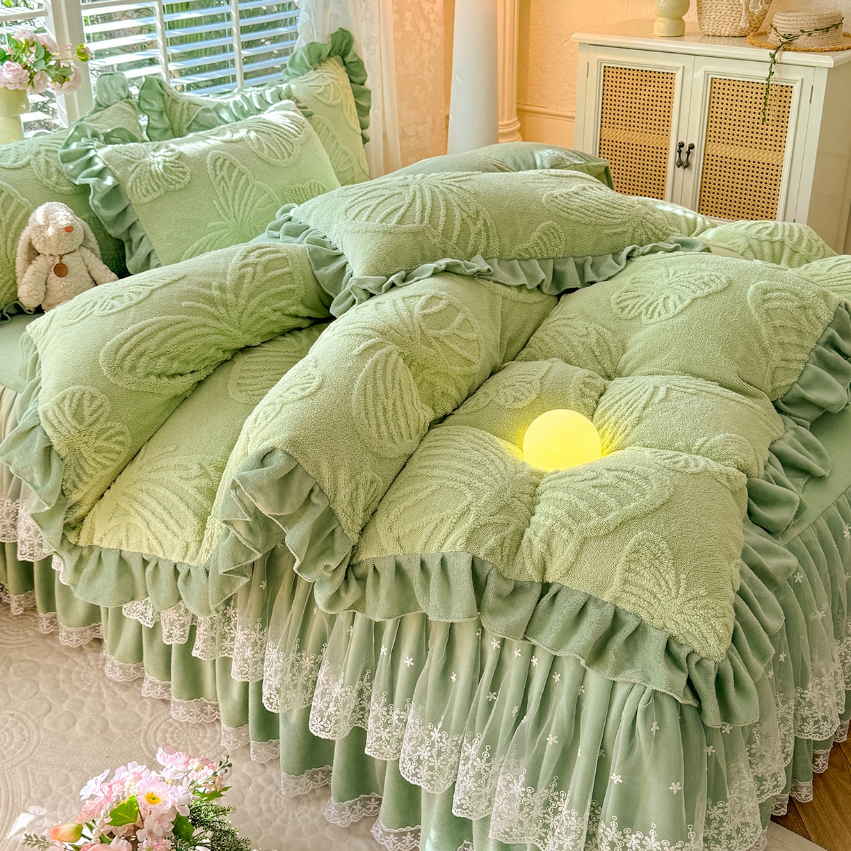 91家纺网 家纺一手货源 找家纺 后庭寝室 2025新款牛奶绒床裙四件套-蝶舞翩翩系列 蝶舞翩翩-时尚绿