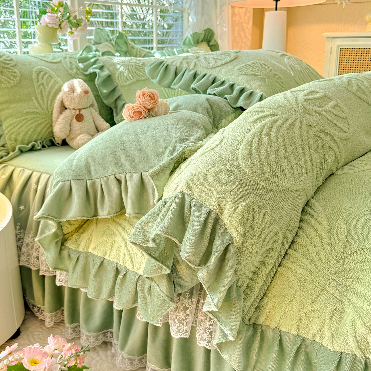 91家纺网 家纺一手货源 找家纺 后庭寝室 2025新款牛奶绒床裙四件套-蝶舞翩翩系列 蝶舞翩翩-时尚绿