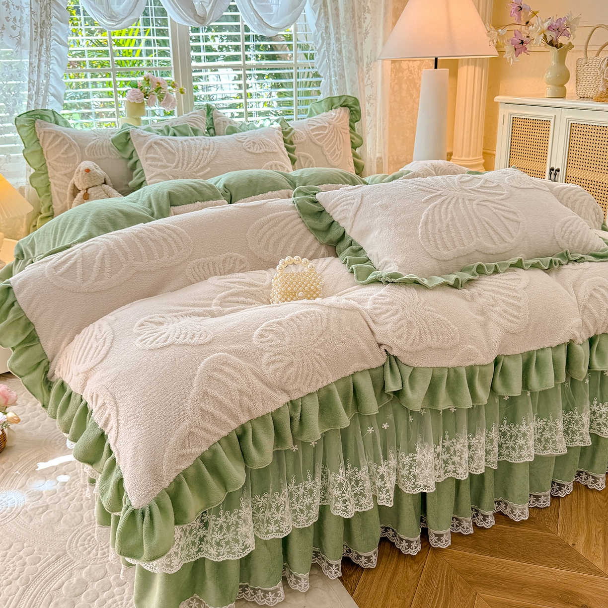 91家纺网 家纺一手货源 找家纺 后庭寝室 2025新款牛奶绒床裙四件套-蝶舞翩翩系列 蝶舞翩翩-奶白绿