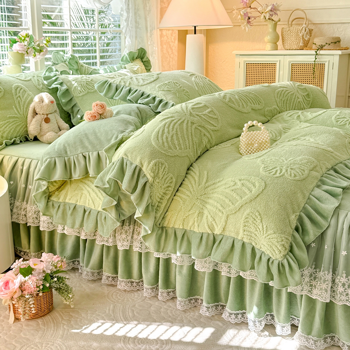 91家纺网 家纺一手货源 找家纺 后庭寝室 2025新款牛奶绒床裙四件套-蝶舞翩翩系列 蝶舞翩翩-时尚绿